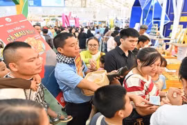 2025年秋季博览会各展区人潮涌动。图自《人民报》
