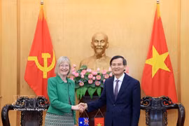 越共中央政治局委员、胡志明国家政治学院院长段明训与澳大利亚驻越南大使吉莉安·伯德。图自越通社