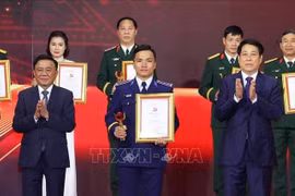 越共中央政治局委员、国家主席梁强与中央政治局委员、中央书记处常务书记、中央35号指导委员会主任陈锦秀向获奖者颁奖。图自越通社