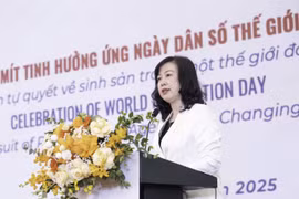 越南卫生部长、国家人口与发展指导委员会常务副主任陶红兰发表讲话。图自越通社