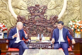 兴安省人民委员会副主席阮黎辉会见荷兰CTP公司代表。图自《兴安报》