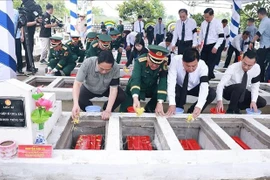 政府总理范明政出席在安江省泰山坊得婆坡陵园举行的在柬埔寨和国内牺牲的越南烈士及专家安葬仪式。图自越通社