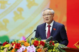 越共中央政治局委员、政府党委常务副书记、政府常务副总理阮和平作了政治报告（草案）摘要。图自越通社