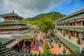 参山主处圣母庙是安江省的著名旅游景点。图自《越南画报》