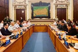 胡志明市市委常务委员会委员、市人民委员会常务副主席阮禄河会见中国海军83舰编队指挥员。图自《西贡解放报》