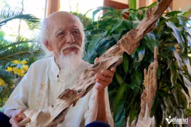 丁公映老人尽管已是98岁的高龄，却依然思维清晰敏捷，详细讲述着与采香产业相关的往事。图自互联网