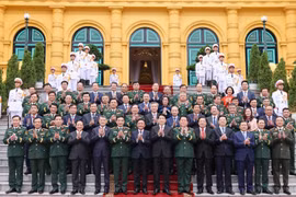 国家主席梁强与各位代表合影。图自越通社