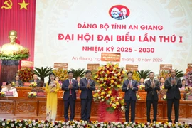 越共中央政治局委员、中央军委副书记、国防部长潘文江大将向大会赠送越共中央委员会的花篮以示祝贺。图自越通社