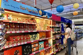客户在超市购物。图自越通社