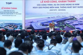庆祝南方解放、国家统一的国家重点项目的奠基和落成典礼在胡志明市新山一国际机场T3航站楼中心会场举行。图自越通社