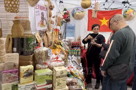 参观者了解越南农产品。图自越通社