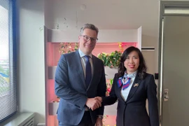 越南外交部副部长黎氏秋姮与爱沙尼亚外交部国务秘书马丁·罗杰高度。图自互联网