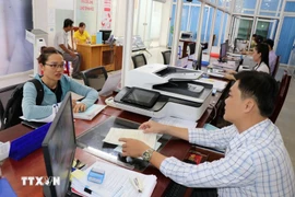 居民在茶荣坊公共行政服务中心办理行政手续。图自越通社