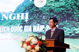 越南文化体育与旅游部副部长胡安峰发表讲话。图自越通社