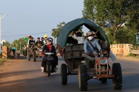 2025年12月8日在暹粒，柬埔寨民众因冲突而撤离。图自越通社