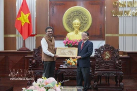 印度驻胡志明市总领事维普拉·潘迪向芹苴市领导赠送纪念品。图自越通社