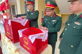 白龙尾岛干部战士提前换届选举。图自越通社