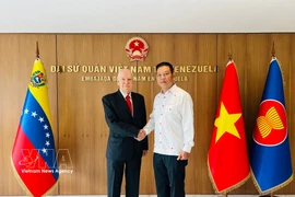 越南驻委内瑞拉大使武中美会见委内瑞拉—越南友谊屋主席卡洛路斯·威莫尔。图自越通社