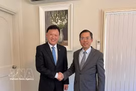 AABF主席兼组委会主任Francis Wong与越南驻澳大利亚大使范雄心。图自越通社