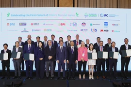 首批加入绿色商业银行联盟的20家商业银行代表合影。图自越通社