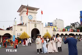 游客在槟城市场照相。图自越通社