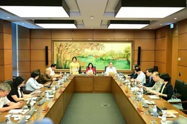 河内市国会代表就各法案进行分组讨论。图自越通社