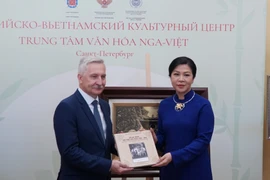 越共中央总书记夫人吴芳璃向俄越文化中心赠送书籍。图自越通社