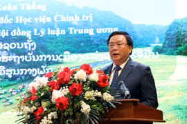 越共中央政治局委员、胡志明国家政治学院院长、中央理论委员会主席阮春胜在会上发言。图自越通社