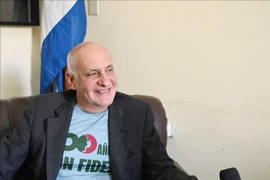 古巴记者联盟(UPEC)主席里卡多·龙基略接受越通社记者的采访。图自越通社