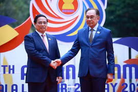 马来西亚总理安瓦尔·易卜拉欣迎接越南政府总理范明政。图自越通社