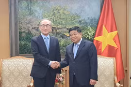 越南政府副总理阮志勇在会见正在访问越南的韩国电信公司（KT）总裁金永燮。图自越通社