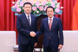 越共中央政治局委员、公安部长梁三光与中共中央书记处书记、公安部长王小洪。图自越通社