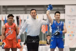 运动员阮氏秋水（蓝衣）在12月14日下午的比赛中表现出色，在女子60公斤级项目中战胜东道主泰国选手，取得胜利。图自越通社
