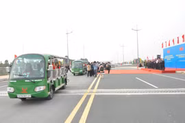 经芒街国际口岸出入境的游客。图自《广宁报》