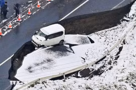 2025年12月9日，日本东北青森县一段道路在地震后受损。图自越通社
