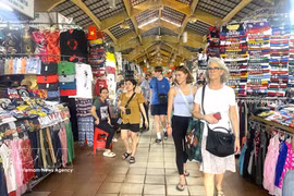 胡志明市槟城市场吸引大量国内外游客前来参观购物。图自越通社