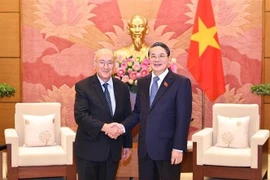 越南国会副主席阮德海会见德国世界大学生协助组织主席卡姆比兹·加瓦米。图自越通社