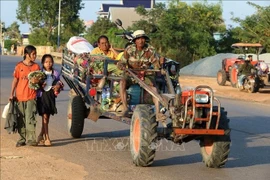 靠近泰国边境地区的柬埔寨民众于2025年12月8日撤离到暹粒省安全的临时避难点。图自越通社