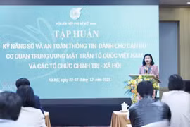 越南祖国阵线中央委员会副主席阮氏线在“面向越南祖国阵线中央委员会机关及各政治—社会组织干部的数字技能与信息安全师资培训班”上发表讲话。图自互联网