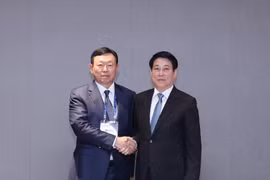 越南国家主席梁强会见韩国乐天集团会长辛东彬。图自越通社