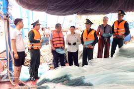 海防市水产畜牧兽医支局和边防力量向渔民进行打击IUU捕捞普法宣传活动。图自越通社