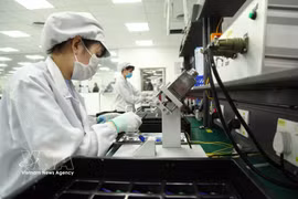 越南Star Engineers有限责任公司电子零部件生产活动。图自越通社