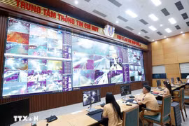 公安部交通警察局指挥信息中心通过人工智能摄像头全天24小时监控交通情况。图自越通社
