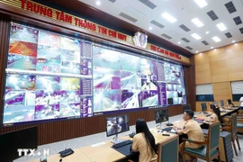 公安部交通警察局指挥信息中心通过人工智能摄像头全天24小时监控交通情况。图自越通社