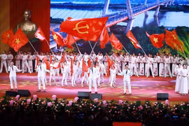 越南社会主义共和国政府成立80周年庆典上表演节目。图自越通社