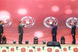 越南政府总理范明政与外交部领导出席国际条约数据库启动仪式。图自越通社