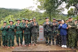 广治省和老挝甘蒙省工作代表团在527号界碑开展检查工作。图自《政府报》