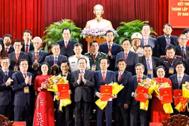 陈青敏与代表们合影。图自越通社