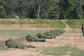 伪装侦察力量开展射击训练。图自互联网