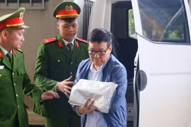 合并前的永福省人民委员会原主席黎维成被押解至法庭出庭受审。图自越通社